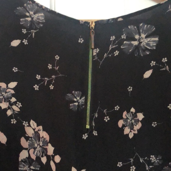 Primark short sleeve shell, floral print, rear zip detail - Picture 3 of 3